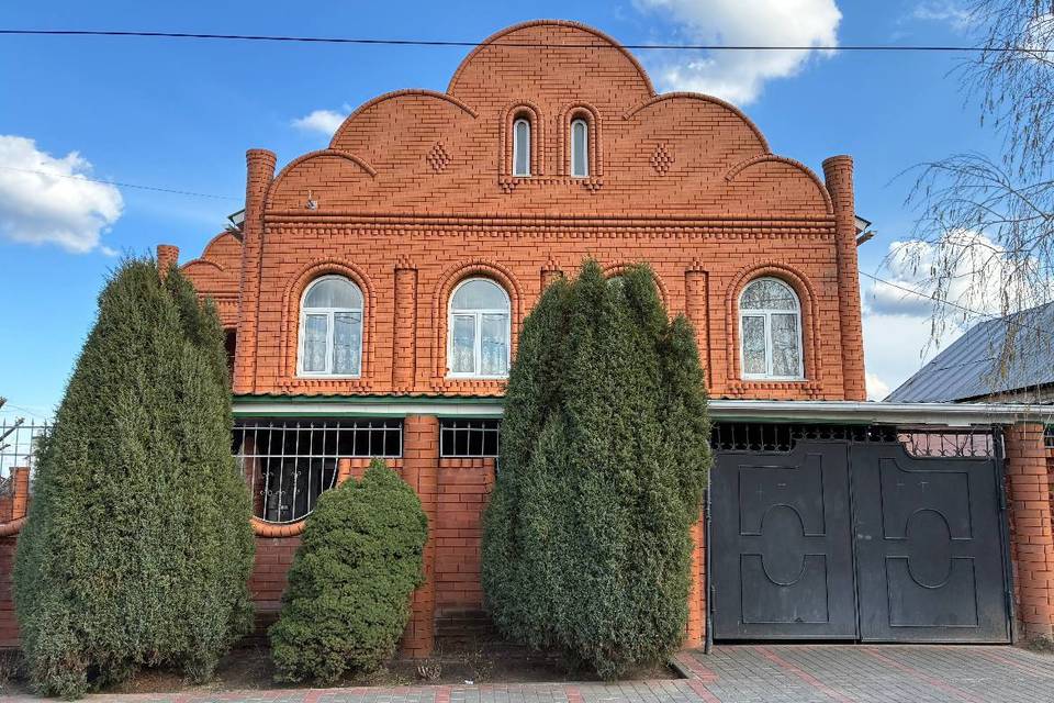 В Волгограде владелец трехэтажного особняка и внедорожника не платил за воду