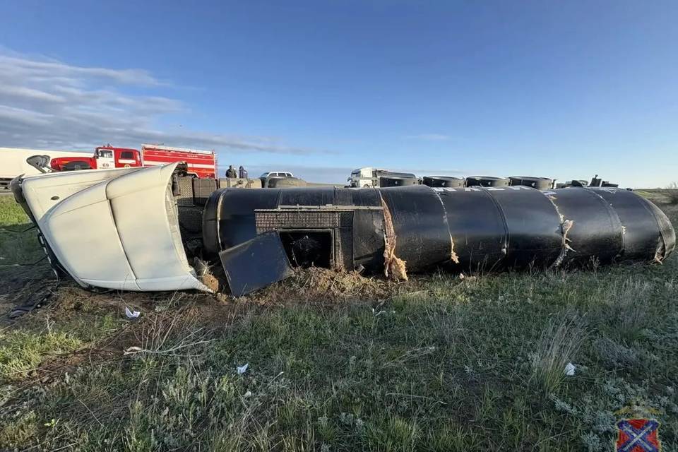 Фура «улеглась» в кювет после ДТП с легковушкой под Волгоградом