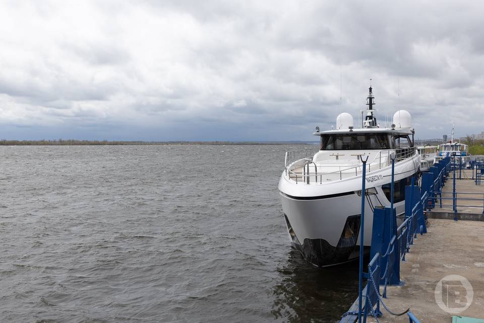 Роскошная яхта за 1,5 млрд рублей зашла в Волгоград