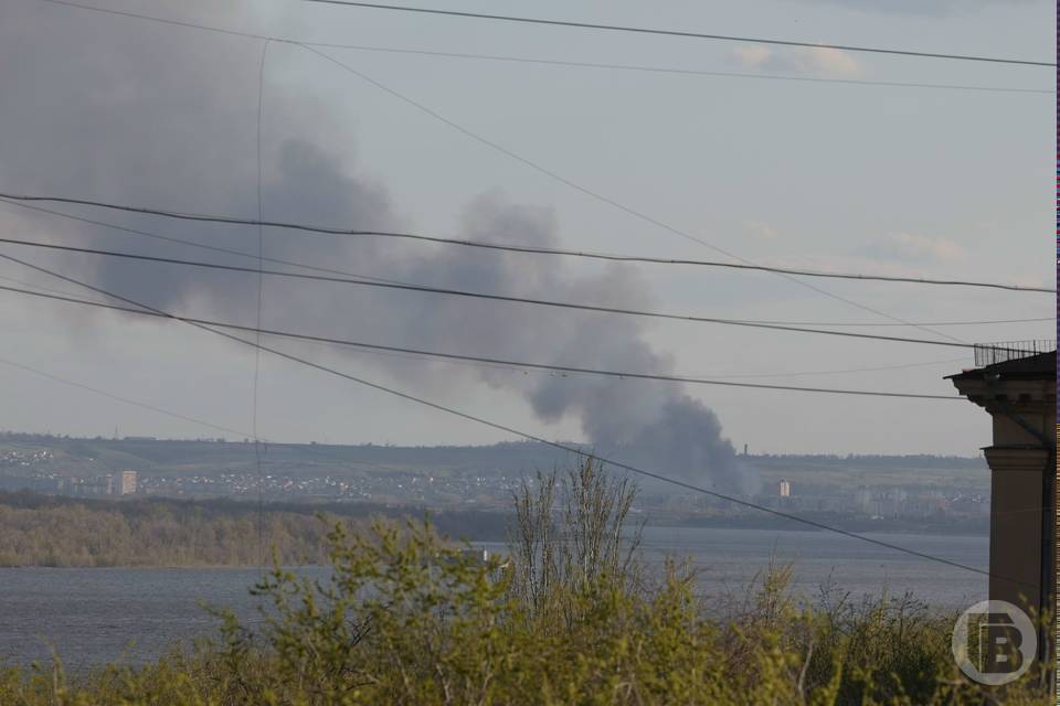 Столб черного дыма испугал волгоградцев