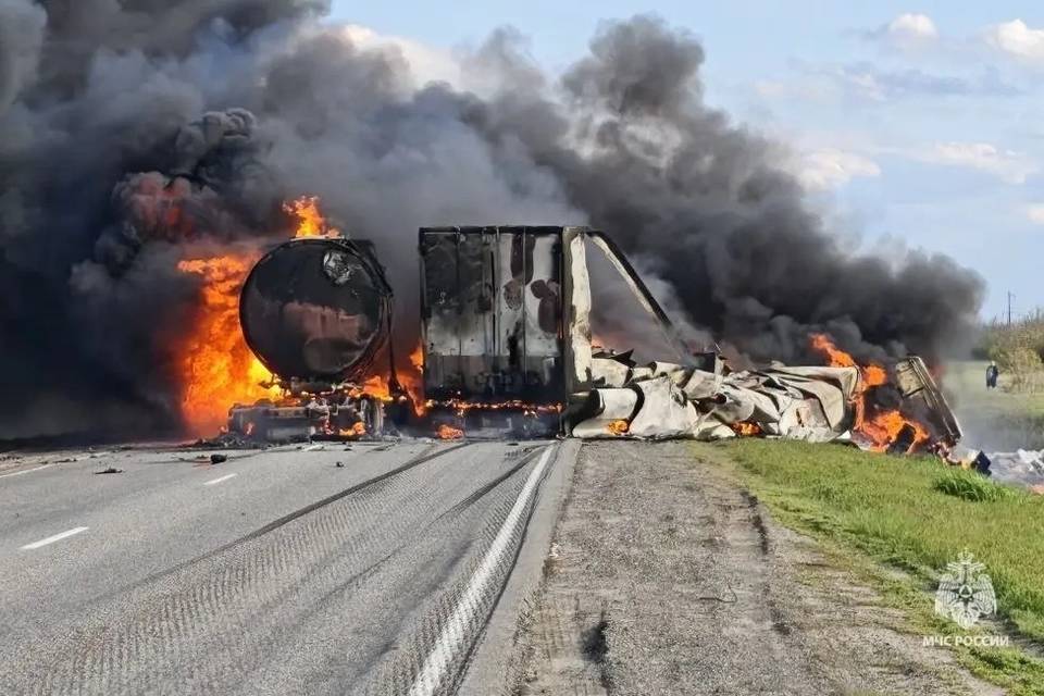 Спасатели потушили пожар на месте ДТП под Волгоградом