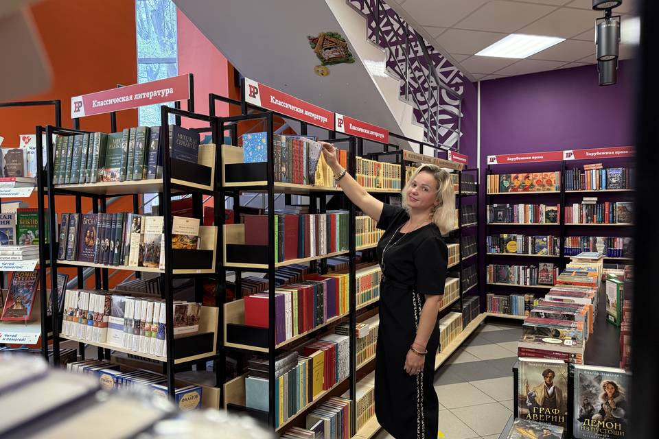 Учебники, канцелярия и книжный клуб — чем живёт «Территория» на Аллее Героев