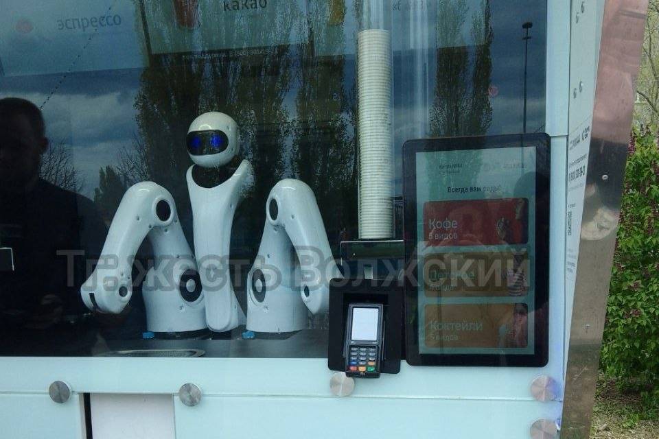 В парке Волжского появился робот-бариста