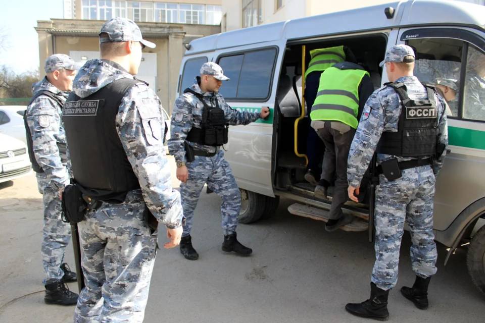 Волгоградские приставы выдворили 253 иностранца из России