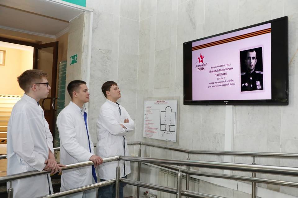 В холле ВолгГМУ до 8 мая работает выставка «Бессмертный полк»