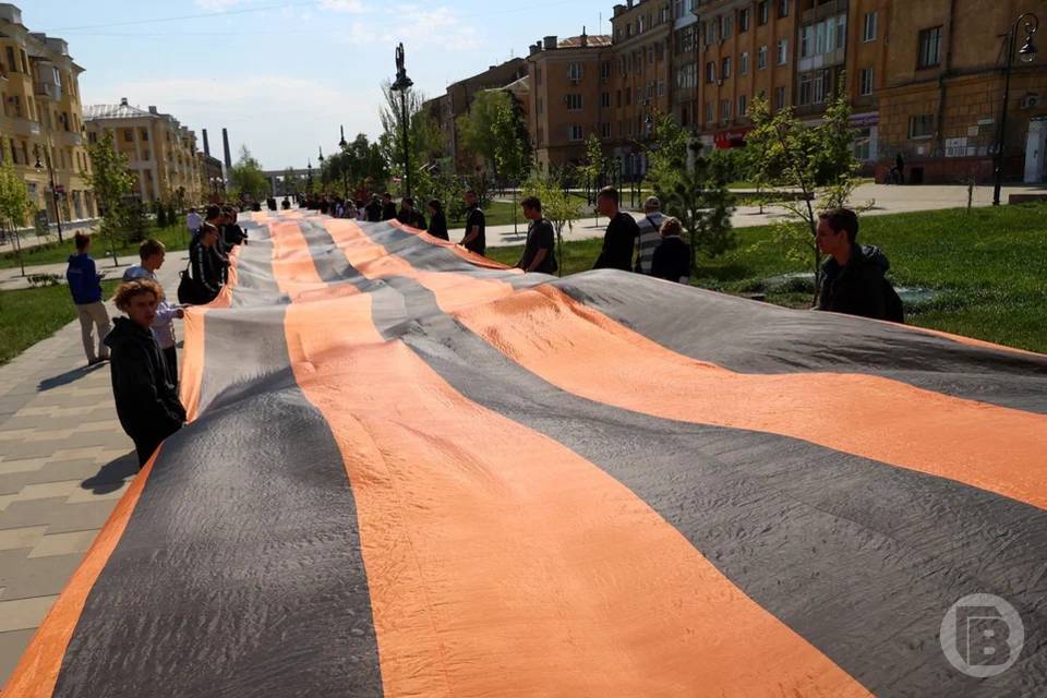На руках по улице Волгограда пронесли 100-метровую георгиевскую ленту