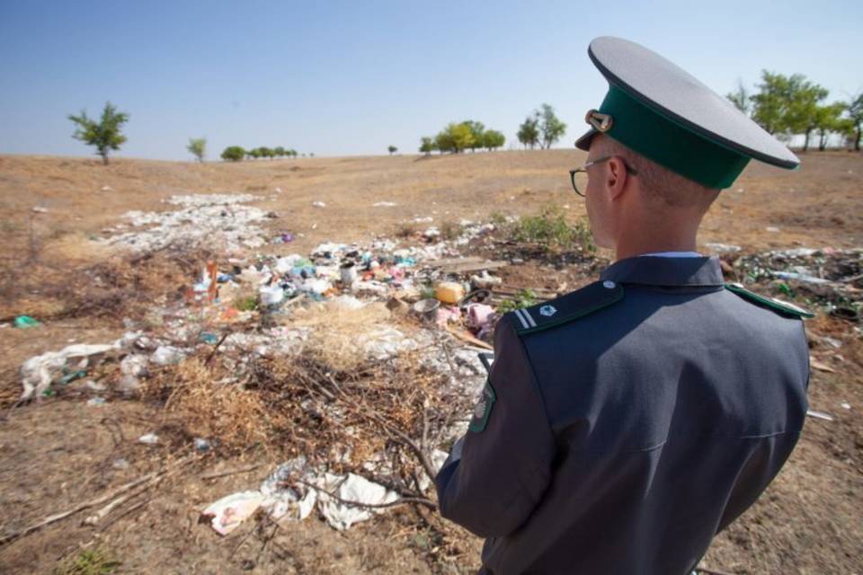 Собственник захламил сельхозугодья бытовыми отходами в Волгоградской области
