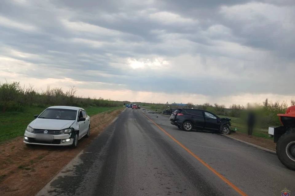 Двое погибли и шестеро, включая двух детей, пострадали в ДТП под Волгоградом
