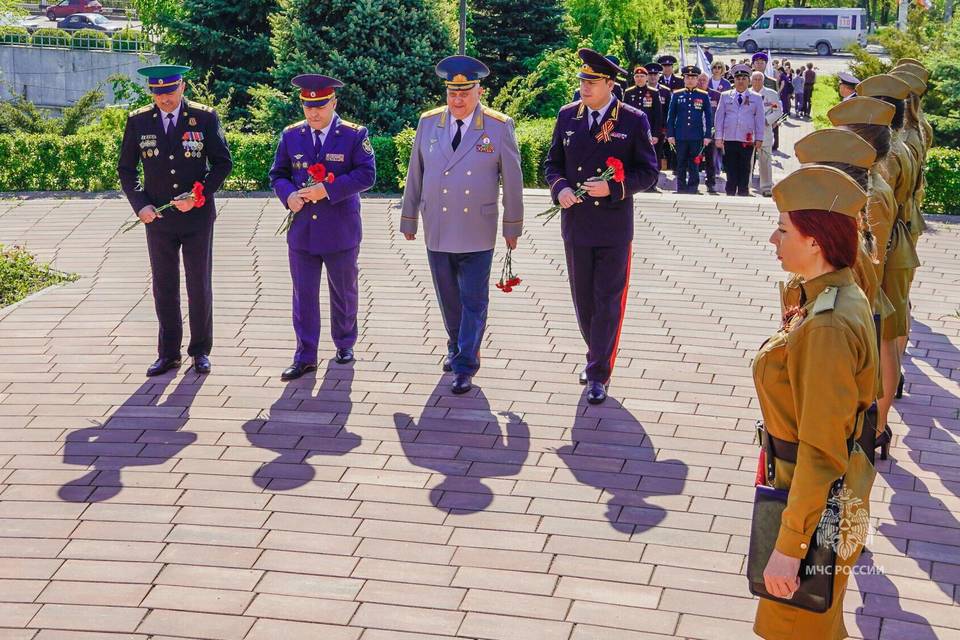 В Волгограде сотрудники МЧС почтили память защитников Сталинграда