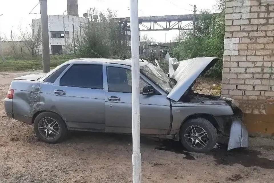 Под Волгоградом водитель ВАЗа влетел в здание и разбился насмерть