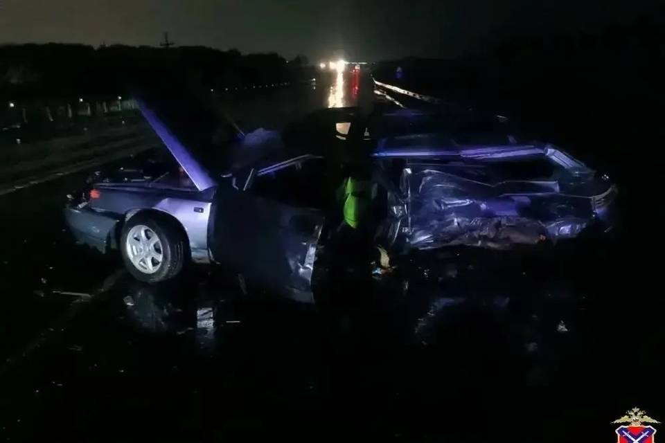 В Волгограде ВАЗ столкнулся со «Skoda Superb»: машина всмятку