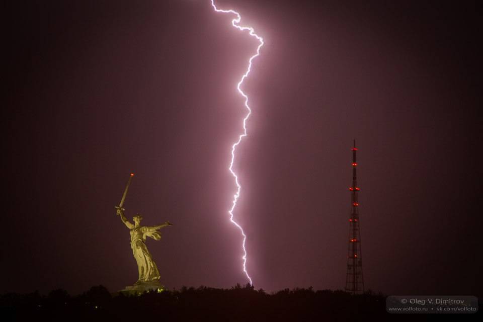 Десятки молний и ливень пережили волгоградцы 11 мая