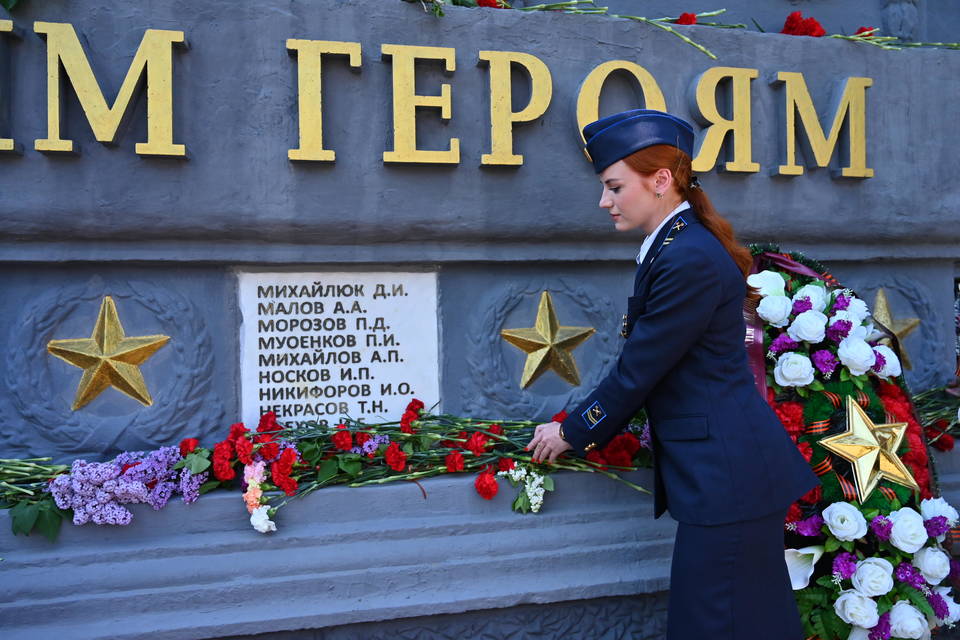 С портретами героев в руках и гордостью в сердце: ВолгаКалий встретил День Победы