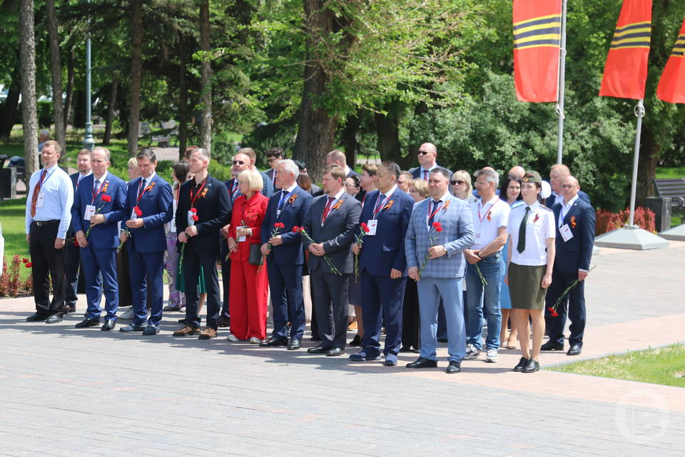 Участники форума увидели смену почетного караула и возложили цветы к Вечному огню
