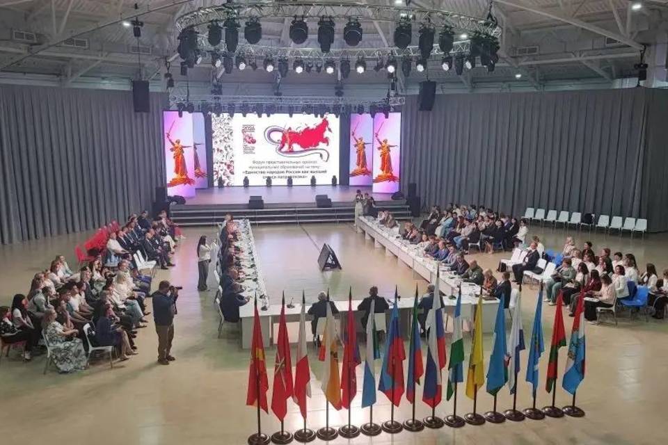 Участники форума работают на площадке в лагере «Авангард» под Волгоградом