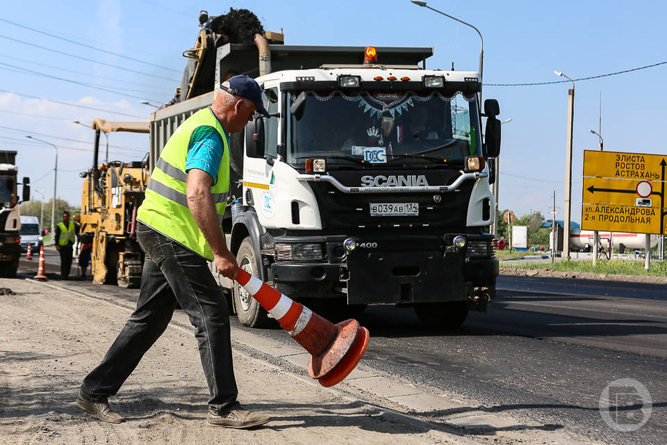 В Волгограде ремонтируют дорогу на 7-й Гвардейской