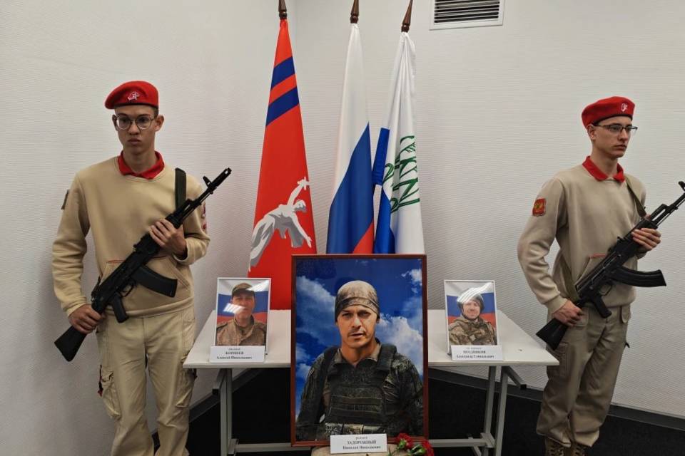 Родственникам погибших на СВО передали госнаграды в Камышине
