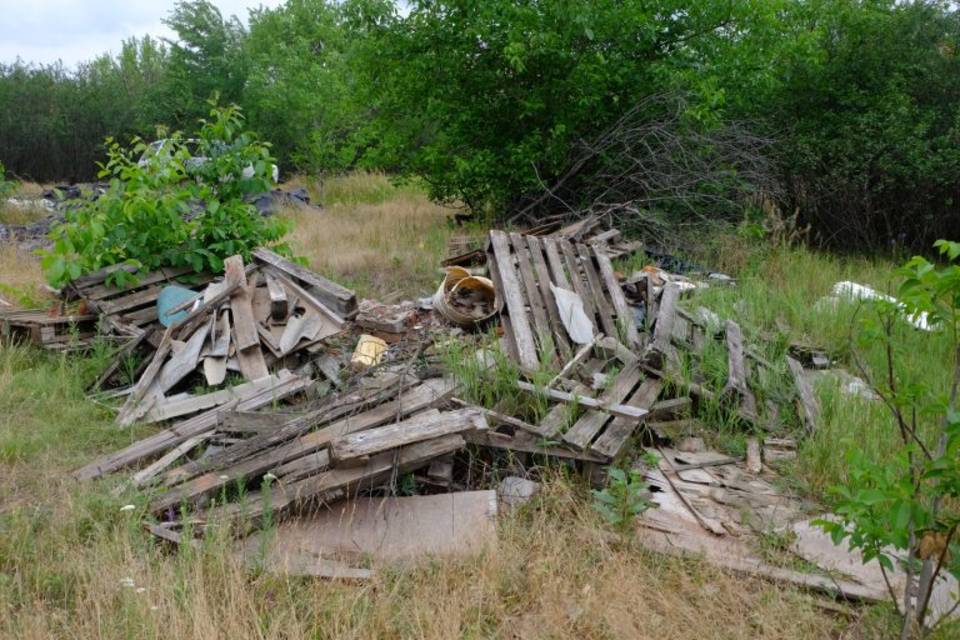 Собственник захламил сельхозугодья строительными отходами под Волгоградом