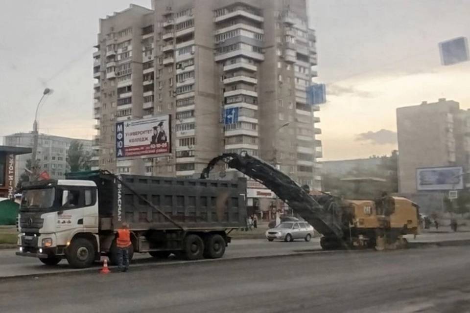 Изношенное покрытие фрезеруют на юге Волгограда