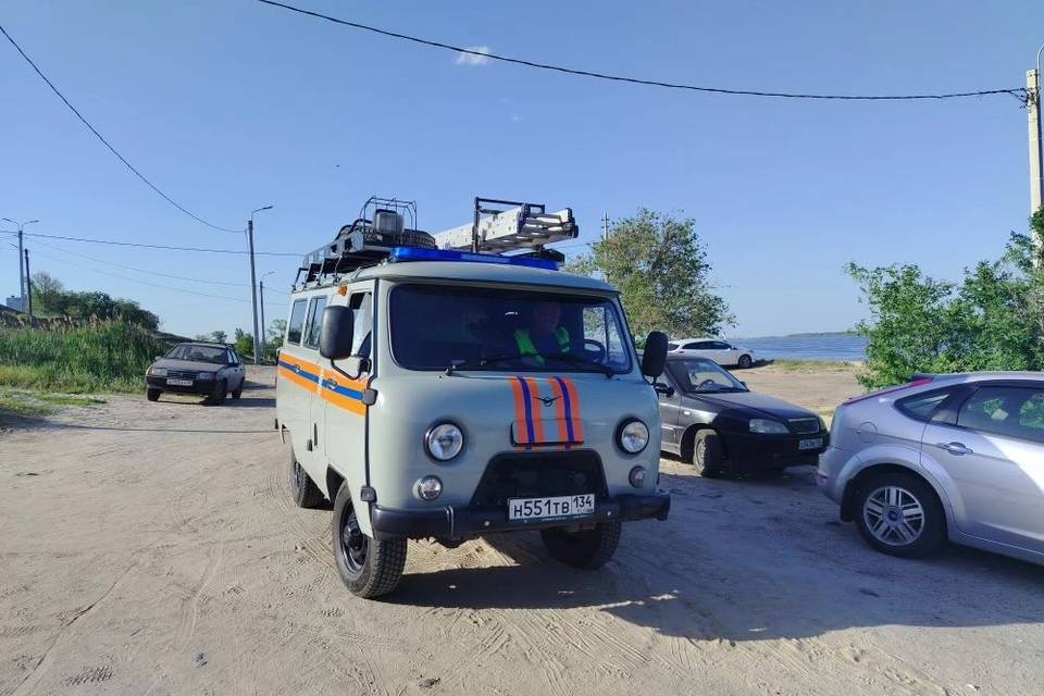 Спасатели перевезли больную женщину через Волгу с острова Сарпинского
