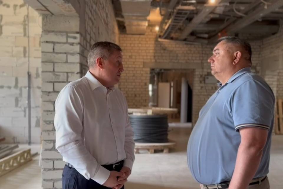 Бочаров отчитал подрядчика за срыв строительства поликлиники в Камышине