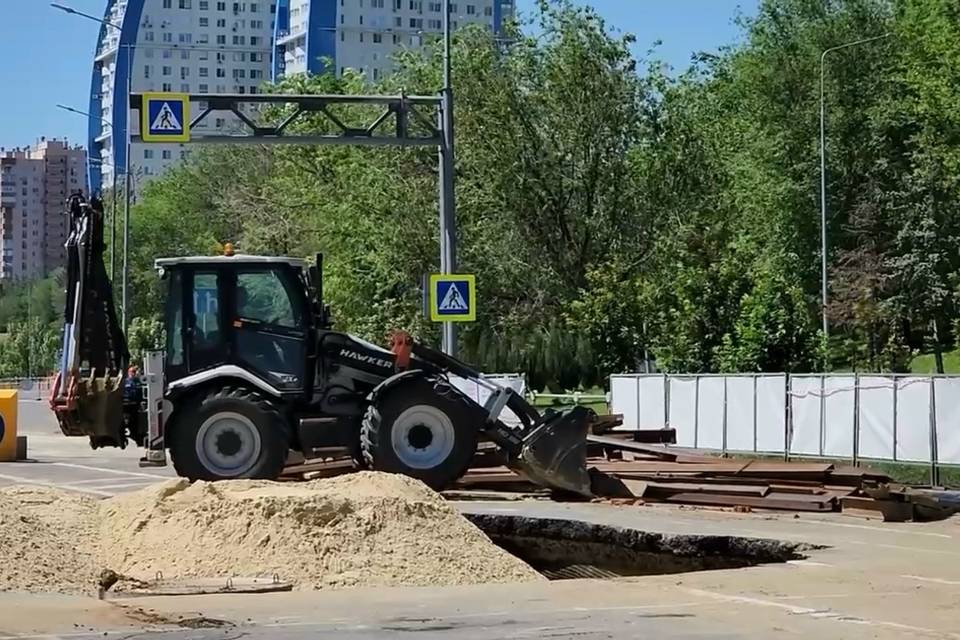 В центре Волгограда завершили установку нового канализационного колодца