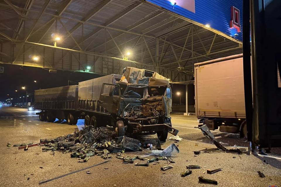 Фура оказалось смятой после ДТП под Волгоградом