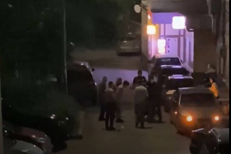Двое парней устроили драку в центре Волгограда