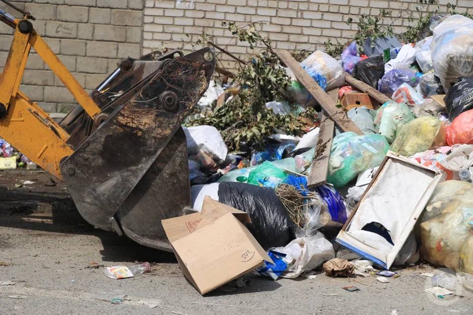 Новый мощный ломовоз поможет вывозить мусор в Волгограде
