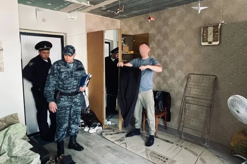 Судебные приставы достали должника по алиментам из шкафа в Волгограде