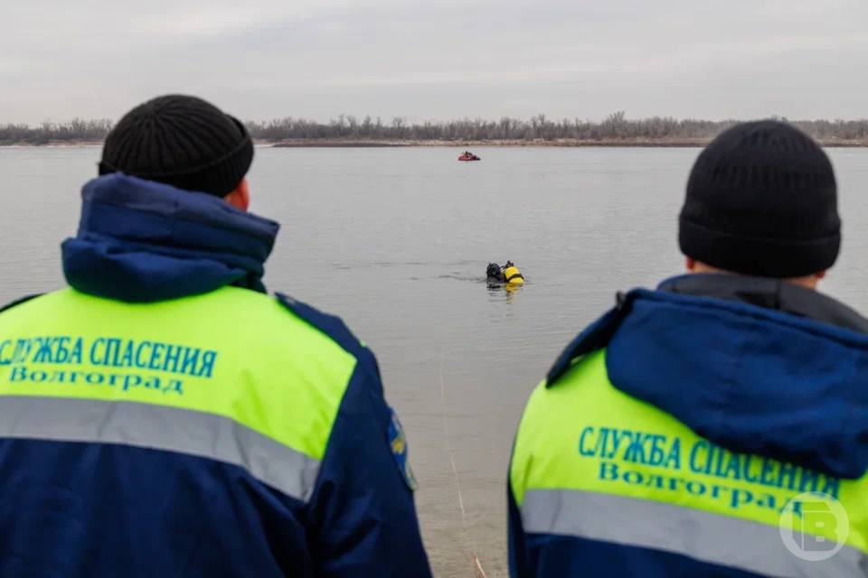 Волгоградские водолазы ищут тело неизвестного в Дону