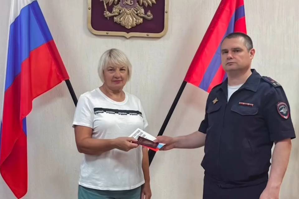 Паспорт гражданина РФ вручили жительнице Херсонской области в Камышине