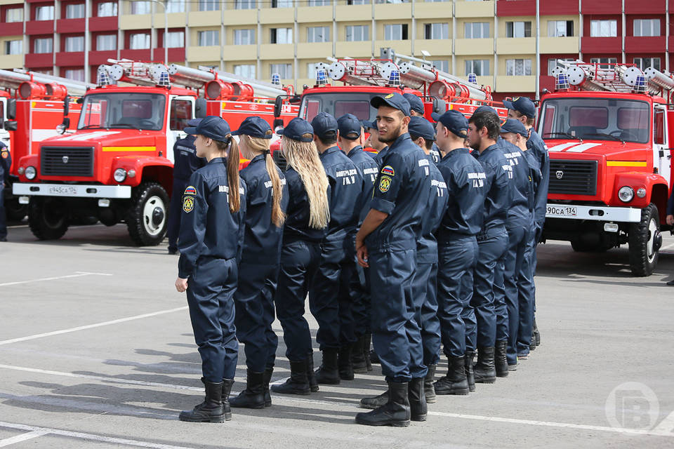 Заброшка в Камышине горела почти два часа