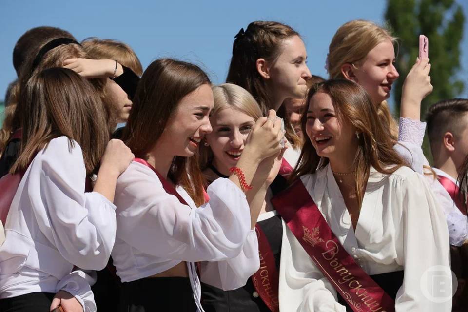 В Волгограде сотрудники МЧС поздравили выпускников