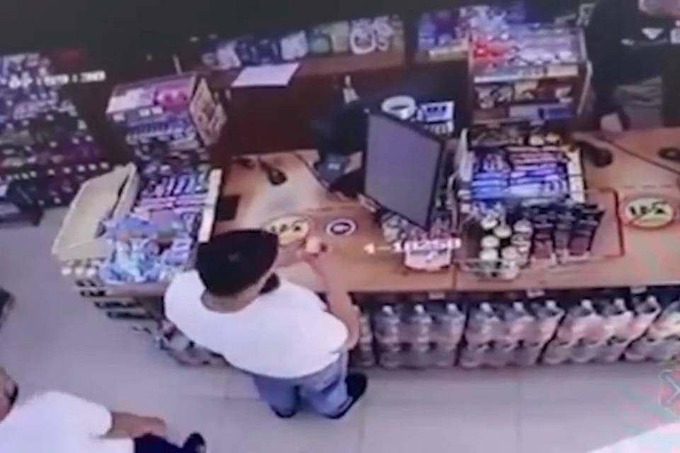 Волгоградец устроил скандал в магазине из-за алкоголя