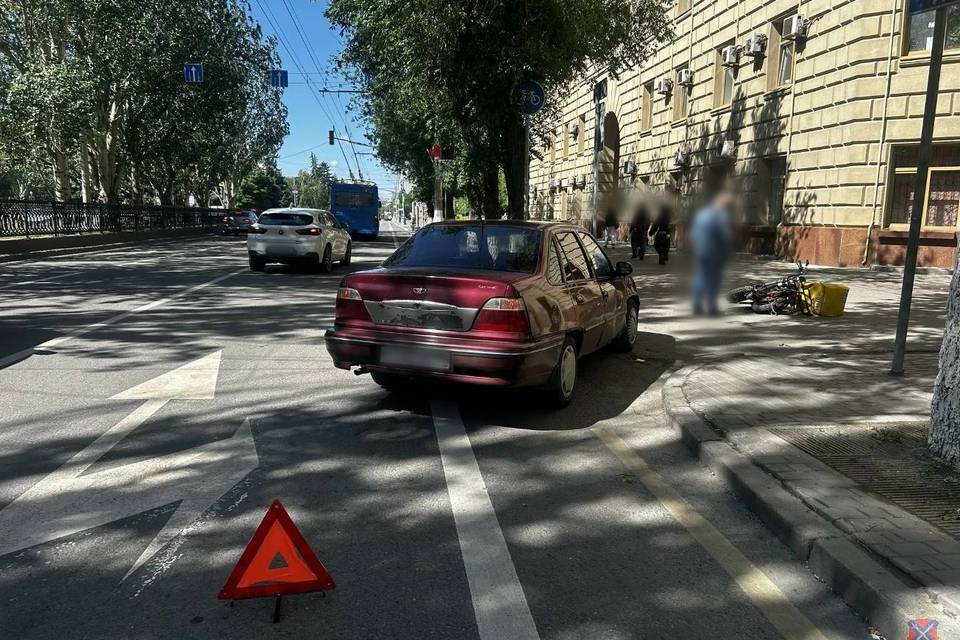 Курьера на электровелосипеде сбили в Волгограде