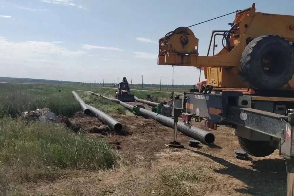На юге Волгограда на строительстве нового трубопровода задействовали порядка 10 единиц спецтехники