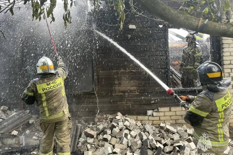 17 пожарных тушили огонь в Гумраке в Волгограде