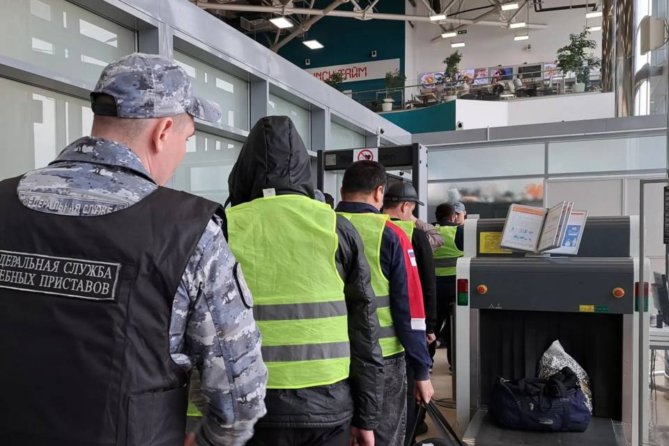310 иностранцев выдворили волгоградские приставы из страны