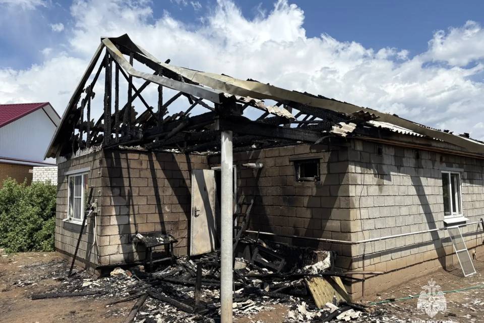 Женщину спасли при пожаре в частном доме под Волгоградом