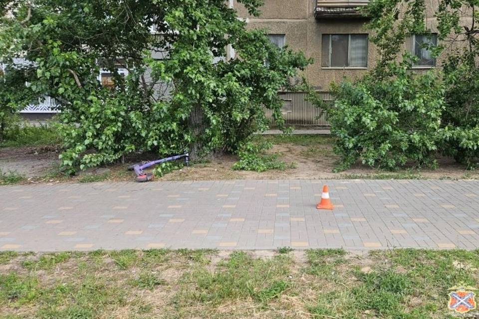 В Волжском электросамокатчик сбил девушку и скрылся