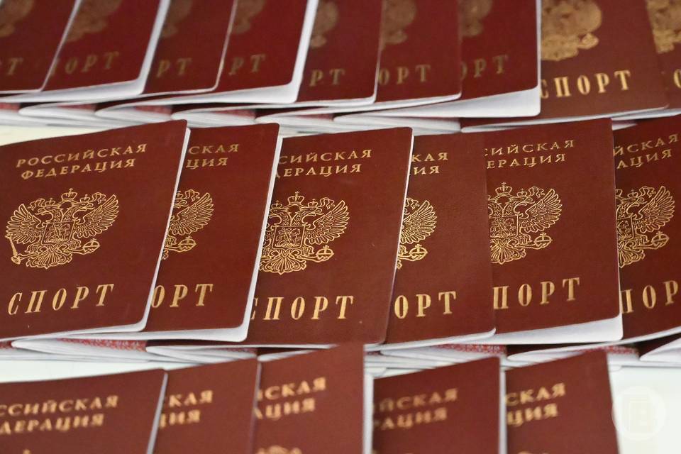 Юным волгоградцам в торжественной обстановке вручили паспорта