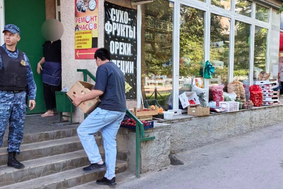 Точку по продаже овощей и фруктов временно прикрыли в Волгограде
