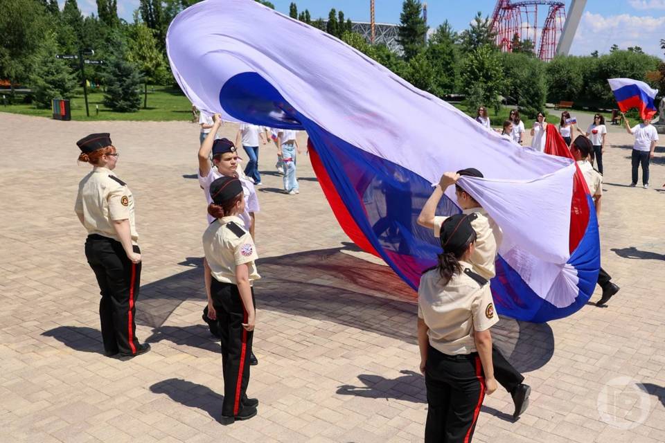 Танцевальный флешмоб ко Дню России прошел в Волгограде — фото