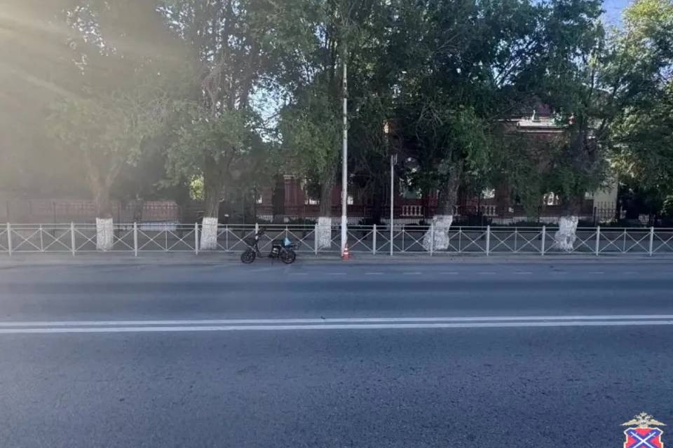 Молодой волгоградец на электровелосипеде «поцеловал» столб