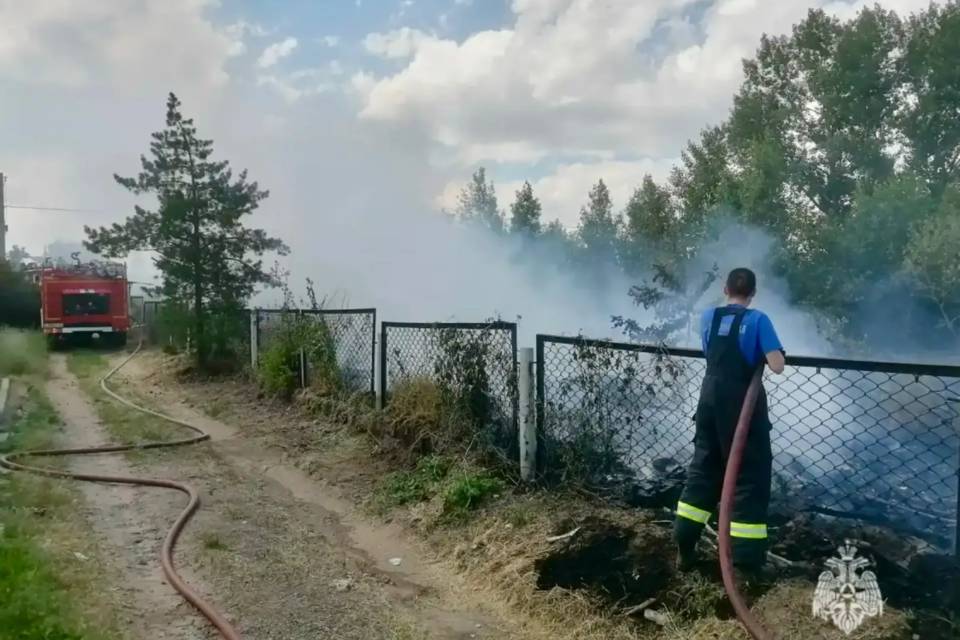 Пожар площадью 300 квадратов потушили в СНТ под Волгоградом