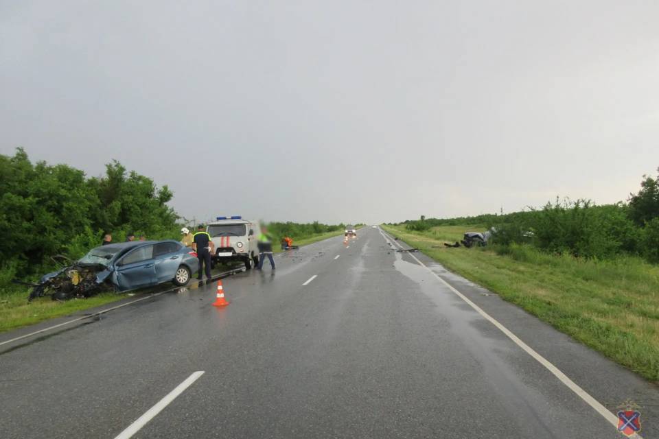 Один погиб и двое пострадали в лобовом ДТП на трассе под Волгоградом