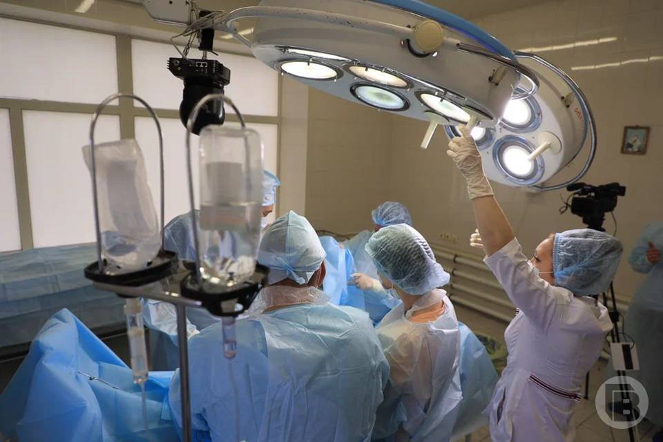 Пациентку с редкой опухолью в шее прооперировали в Волжском