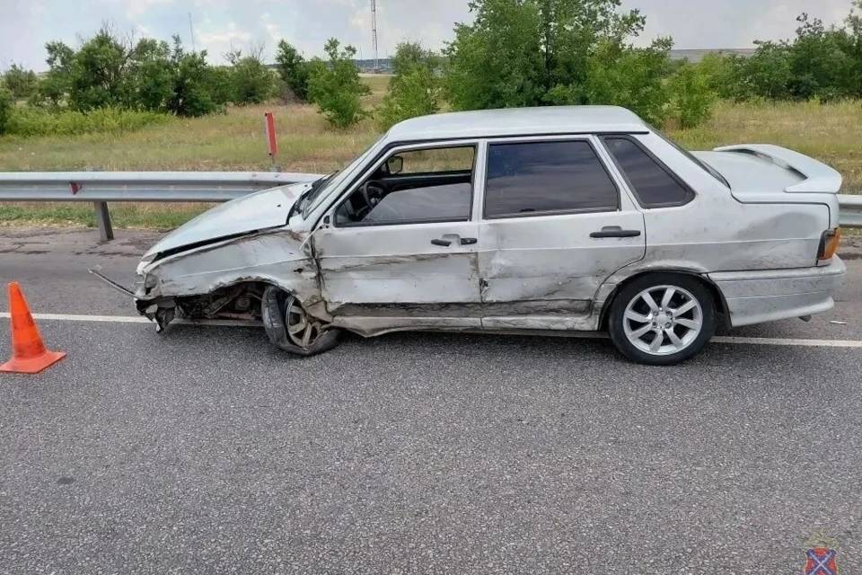 Водитель ВАЗа пострадал в лобовом ДТП с грузовиком Volvo под Волгоградом