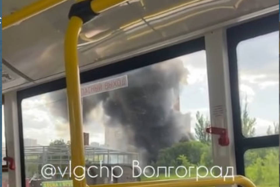 Огромный столб дыма поднялся над Волгоградом